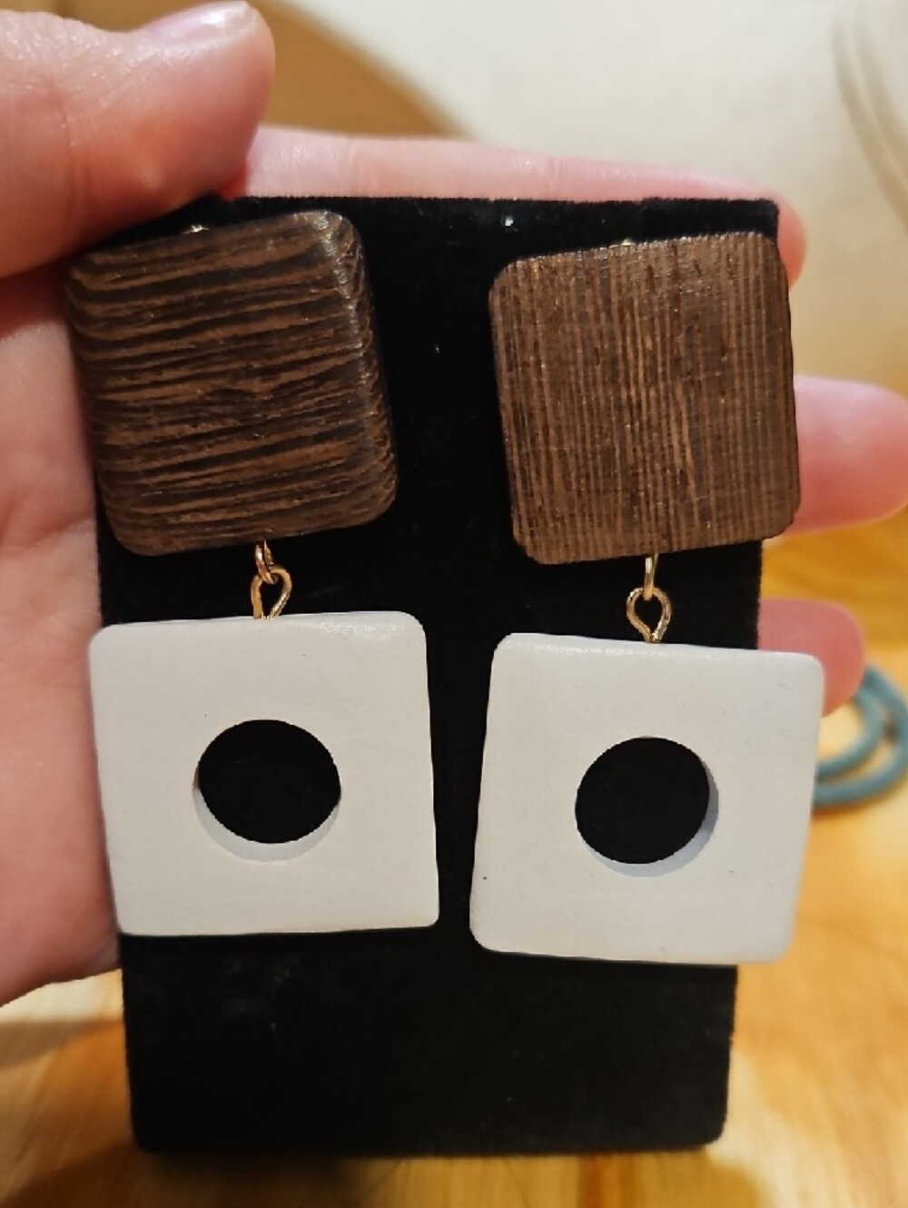Stylish Wood & Gold Tone Necklace Set - Brown and Cream - Picture 2 of 6